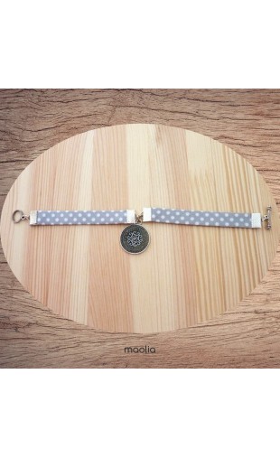 Maolia - Bracelet tissu gris pois blanc médaillon émaillé
