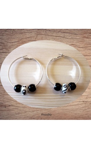 Boucles d'oreilles créoles perles noires et blanches