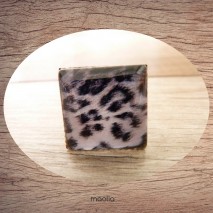 Bague cabochon carrée peau de léopard blanche et noire