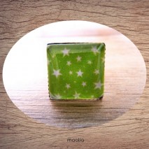 Bague cabochon carrée étoiles fond vert
