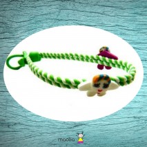 Bracelet tressé vert et blanc avec enfants colorés