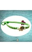 Bracelet tressé vert et blanc avec enfants colorés