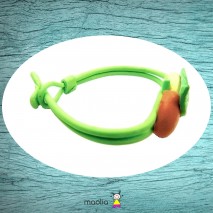 Bracelet vert avec fruits jaunes et rouges