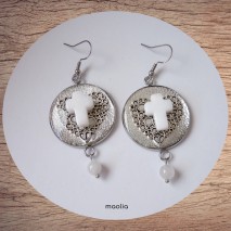 Maolia - Boucles d'oreilles croix jade blanc et coeur résine