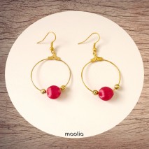 Boucles d'oreilles créoles dorées et perle en tissu rose fuschia